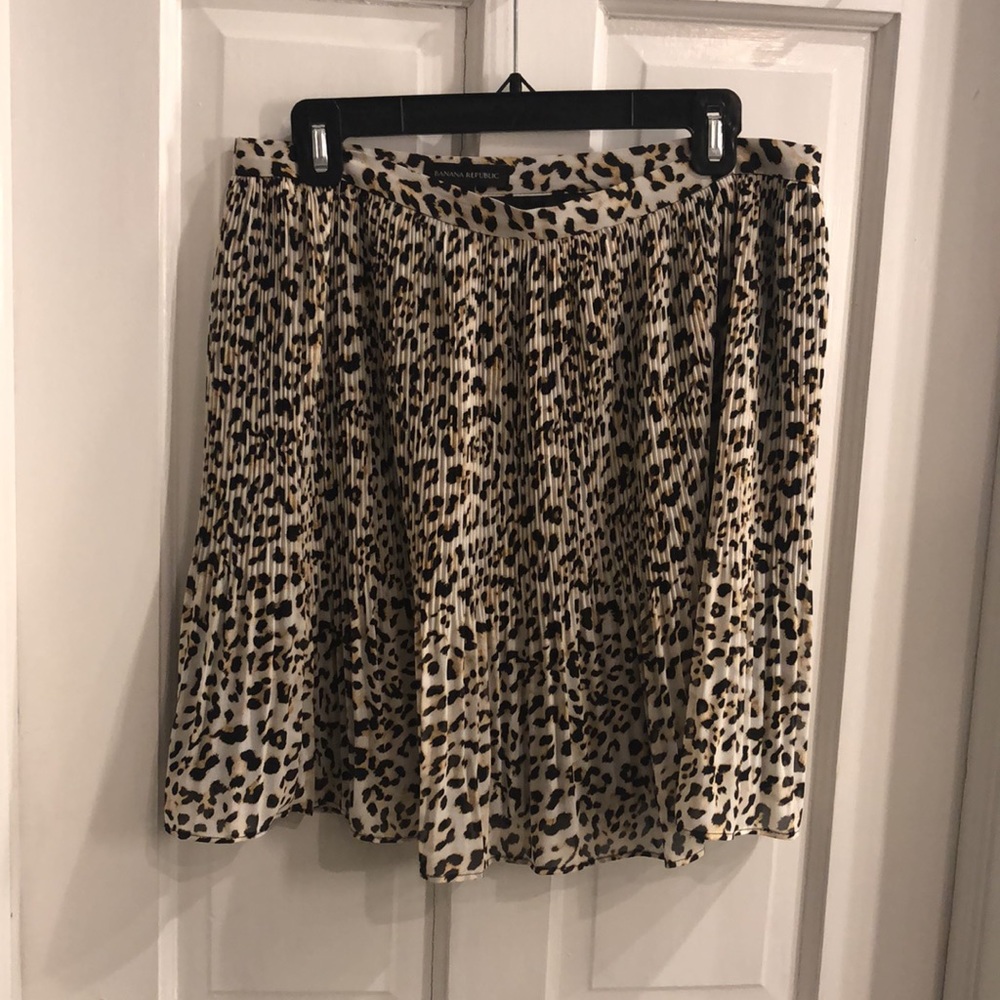 Banana Republic Leopard print pleated skirt
